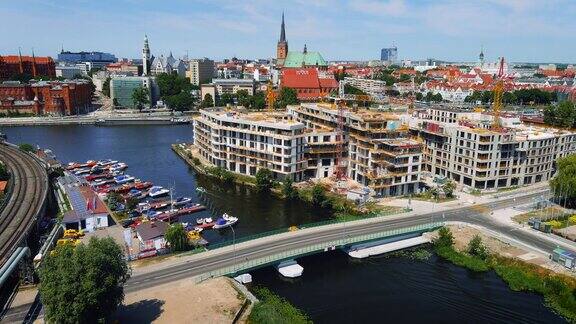 波兰什切青奥德拉河与在建的新住宅区的鸟瞰图