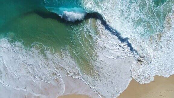 无人机拍摄的海浪到达海岸的画面