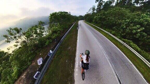 周末上午亚洲华人女自行车手在乡村风景中骑行