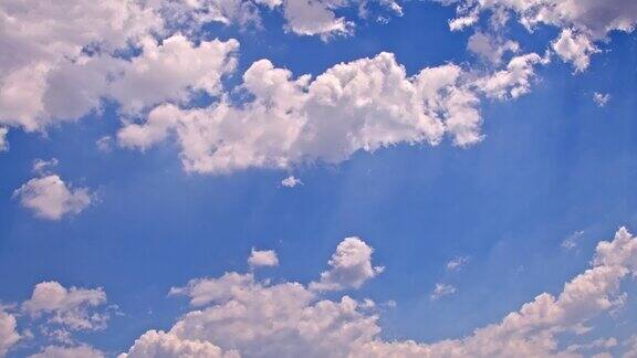 蔚蓝天空上美丽的夏日云