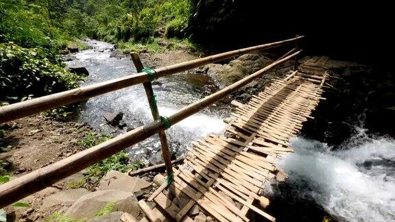 巴厘岛中部热带森林中的一条小河上的木桥