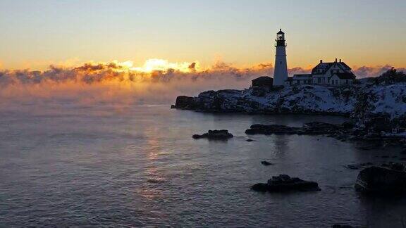 北极海烟雾中的波特兰灯塔