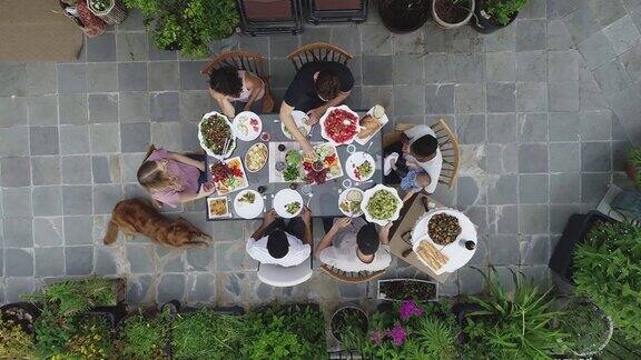 朋友聚在一起吃饭的高角度视图