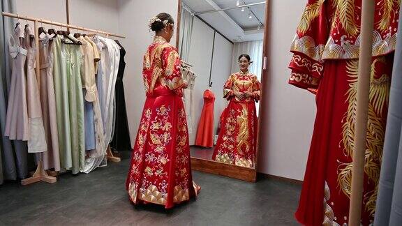 穿着传统婚纱的中国新娘看着镜子里的自己