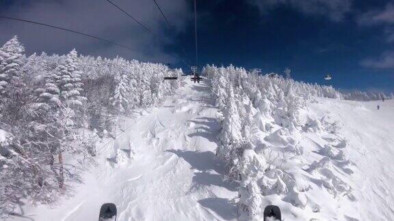 冬季滑雪度假在滑雪缆车和缆车中用滑雪板进行POV在雪坡上滑雪人们在雪天玩耍冬季运动和户外活动