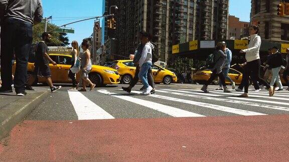 行走在纽约的人们