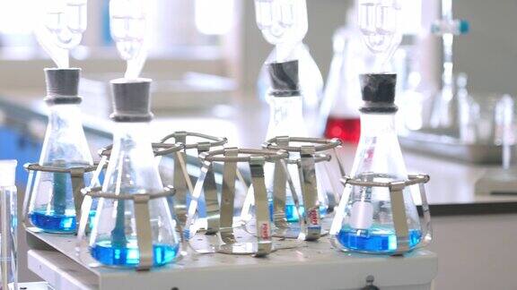 近距离观察-在化学实验室中摇晃的试管样品