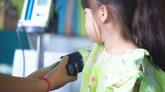 医生检查儿童血压