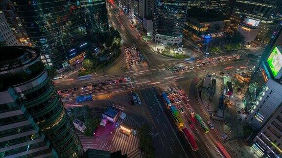 在韩国首尔市的首尔江南中心商业区的一个十字路口随着时间的推移交通速度越来越快