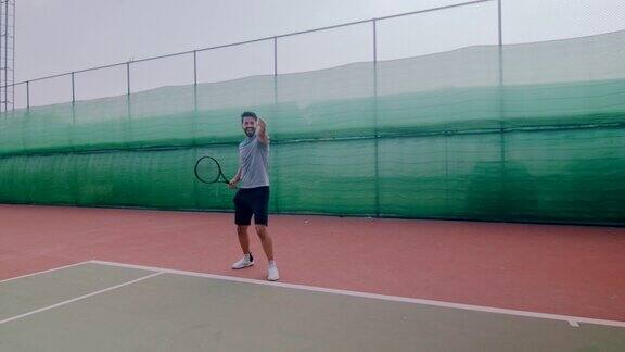 业余网球双打在网球发球中的慢动作动态镜头放大