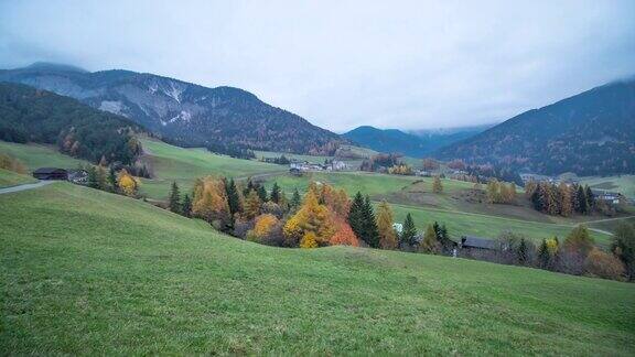 科尔蒂纳山和村庄的景色