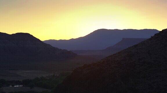 太阳在维珍河谷背后的山脉犹他州-无人机拍摄