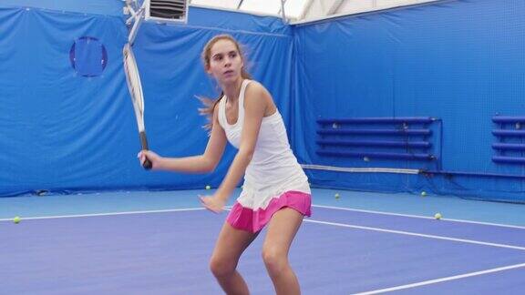 年轻的白人女孩在打网球