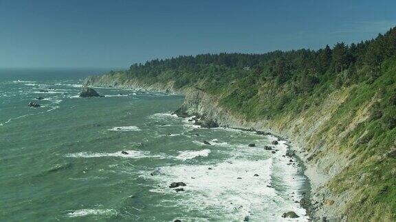 海浪冲击北加州红杉下的悬崖-无人机拍摄