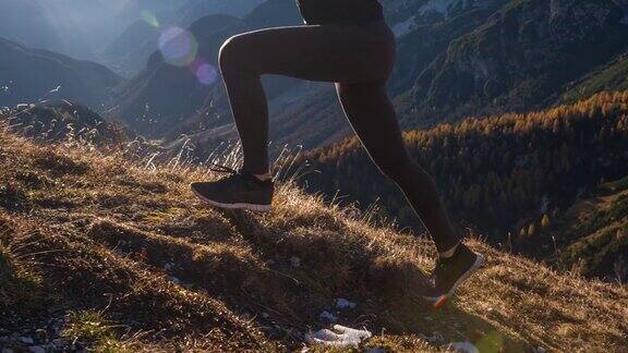 一个年轻女子在日落时分跑上了山