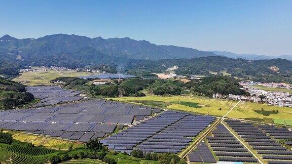 山上农场和太阳能发电厂的鸟瞰图