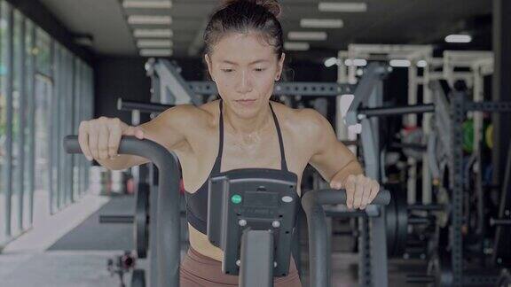 女运动员在健身房进行健身训练锻炼和室内运动