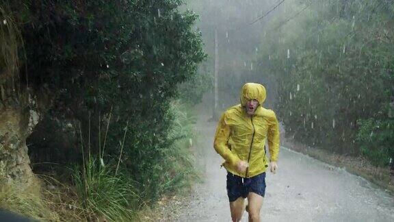 运动员在极端天气条件下慢跑冰雹和雨