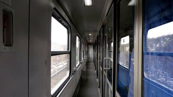 火车客舱的空走廊以每秒60帧的4k慢动作行进