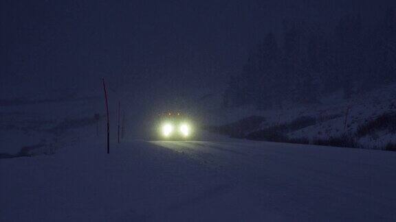 在大提顿国家公园的暴风雪中驾驶WY