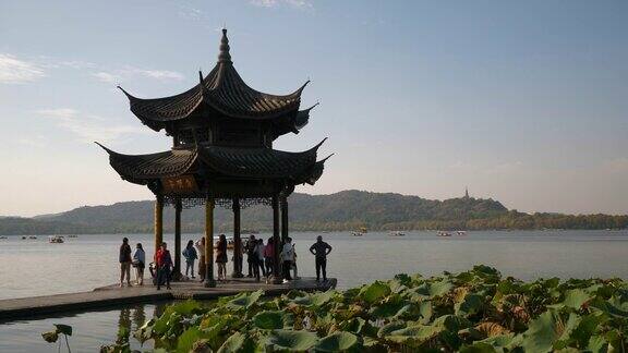 阳光明媚的一天时间杭州城著名的西湖码头湾宝塔慢镜头全景4k中国