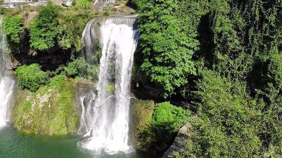 鸟瞰图美丽的芙蓉瀑布在著名的古镇令人惊叹的亚洲老城鸟瞰图和瀑布中国湖南湘西芙蓉高质量的免版税库存素材