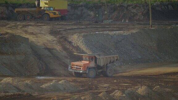 一辆空的矿用自卸卡车沿着山坡行驶