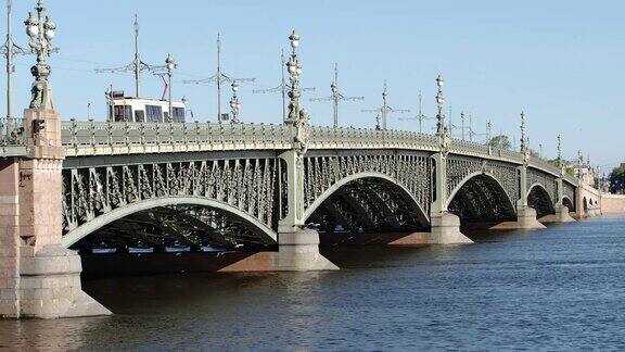 夏天的俄罗斯圣彼得堡城市有轨电车行驶在特洛伊茨基大桥上