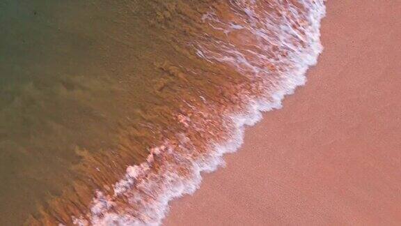 鸟瞰图海浪撞击海岸线在夏季海滩日