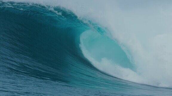 巨大的蓝色海浪打破在慢镜头