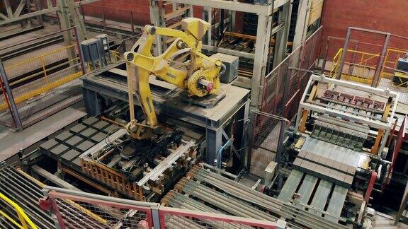 现代工业机械臂在工厂搬运砖块