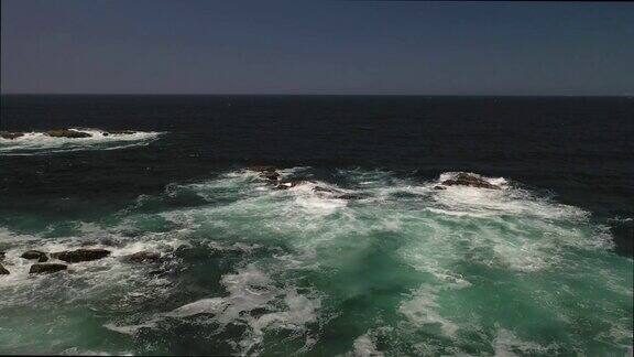 海浪撞击岩石海岸俯视图从无人机