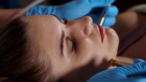 妇女正在接受面部恢复活力的治疗生物气氧程序