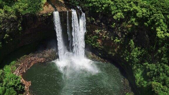 鸟瞰热带雨林中的惊人瀑布