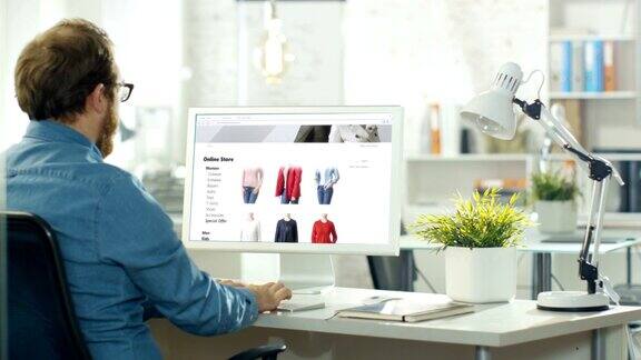 有才华的网页设计师使用个人电脑创建网站销售时尚服装的网上商店他在一家现代创意工作室工作