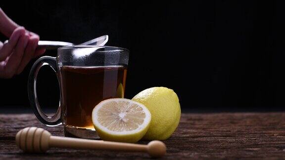热蜂蜜柠檬茶在玻璃杯