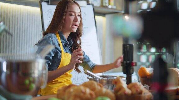 亚洲女厨师谈食材教烤面包在线视频课程在线学习视频课程的流媒体服务面包配方准备记录现场在线社交媒体在工作室