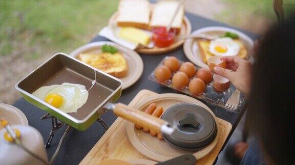 与朋友在森林山露营做早餐