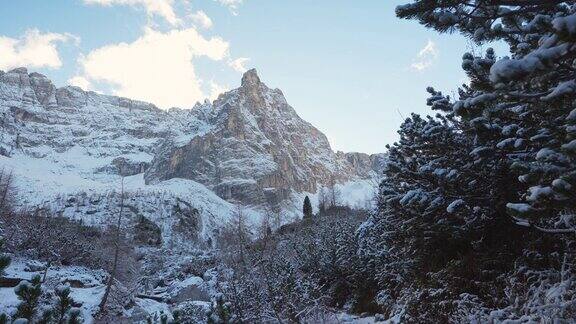 冬日黄昏白雪覆盖的瑞士阿尔卑斯山