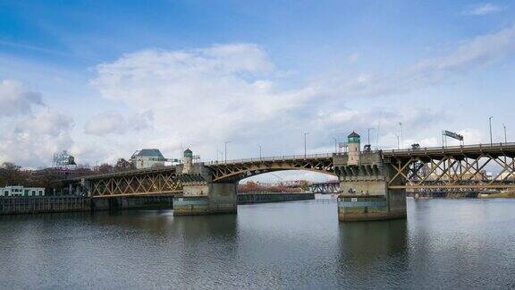 波特兰市阴天的水上大桥间隔拍摄4k