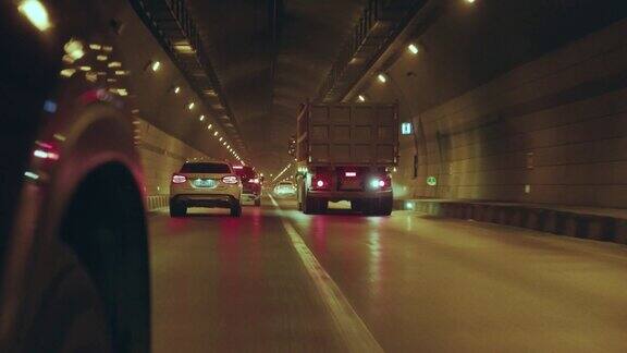在公路隧道中行驶的汽车