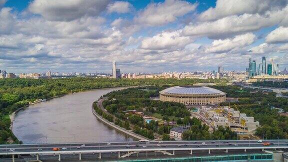 俄罗斯夏日莫斯科城河卢日尼基复杂建筑交通大桥航拍全景4k