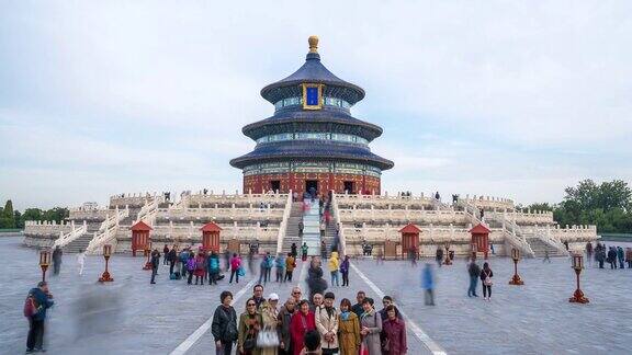 时间的推移人们在天坛徘徊在周末北京