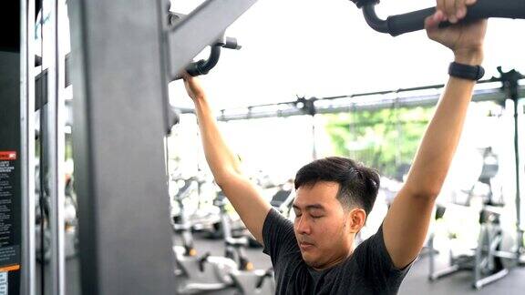 亚洲男人在做引体向上的锻炼