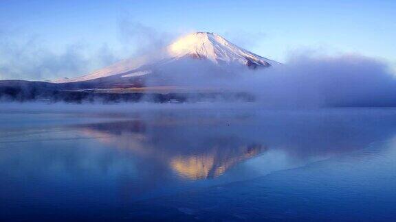 日本山梨县山中湖富士山上空太阳升起的时间间隔