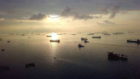航拍海上货船和油船新加坡