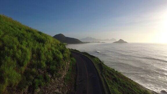 无人机视图使一个旅行沿巴西海岸在里约热内卢的道路