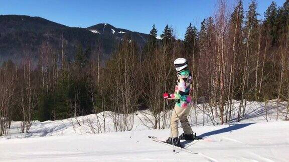 第一次滑雪的女子试图下山