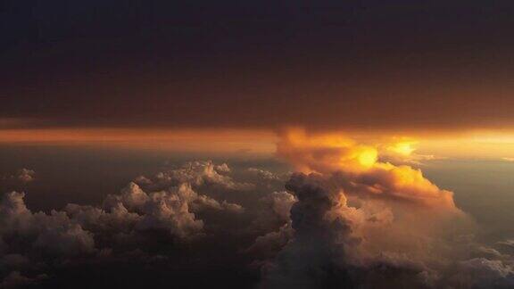日落时在雷暴中飞行(驾驶舱POV拍摄)