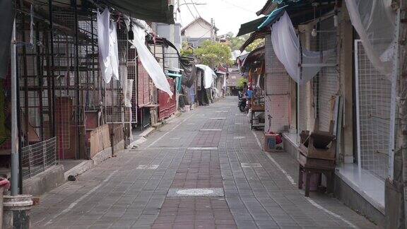 巴厘岛乌布市场因冠状病毒和流行病而空无一人